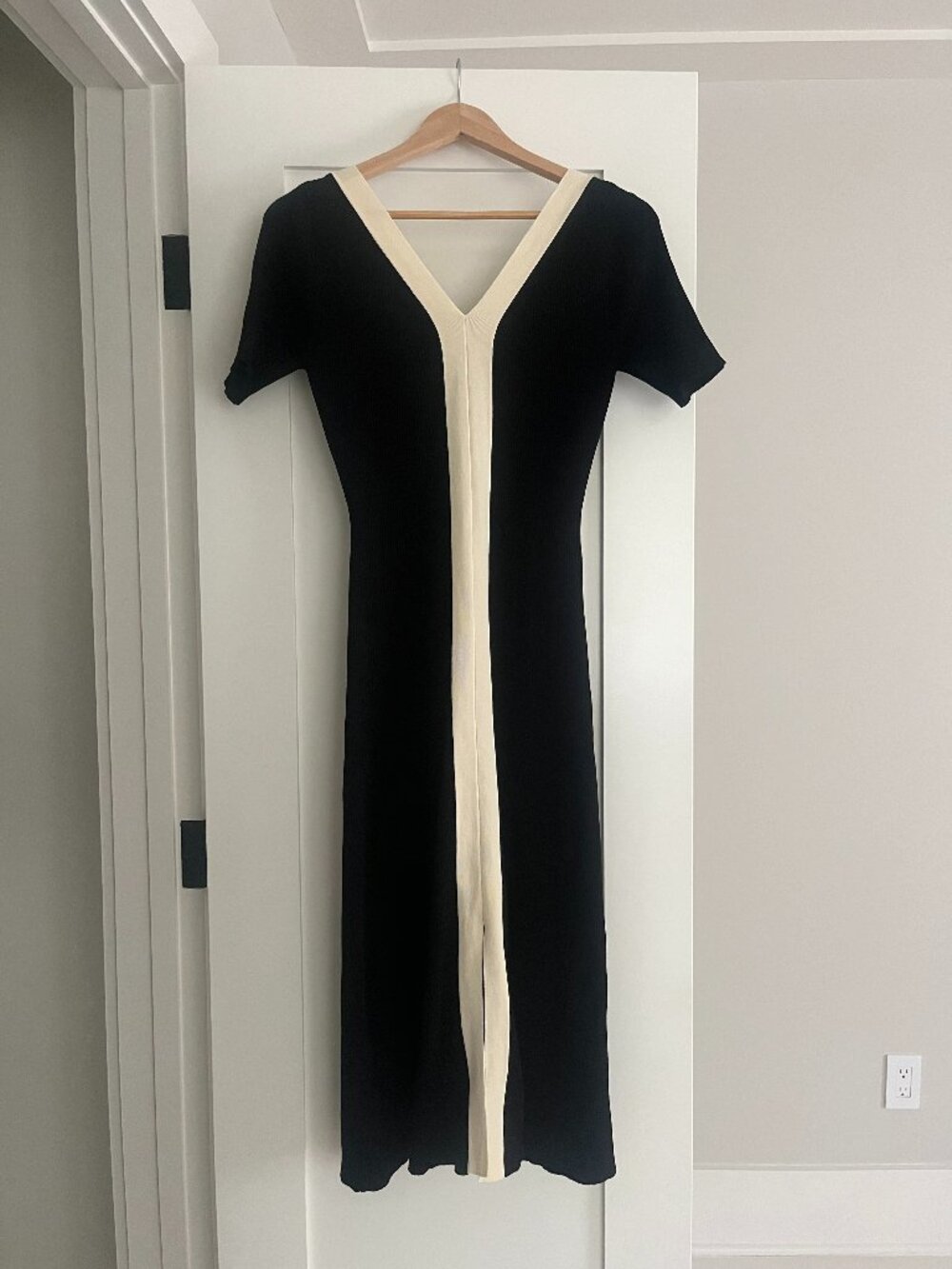 Commense Two Tone V-Neck Knit Slit Midi Dress